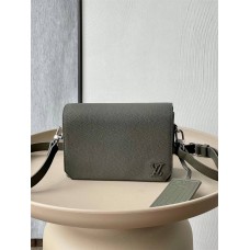 Louis Vuitton FLAP M82085    size：17x12x7cm 2024 New