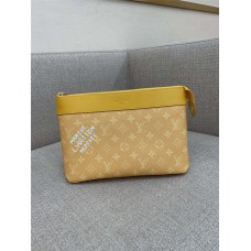 Louis Vuitton POCHETTE VOYAGE SOUPLE M12665  size：30x21x7.5cm 2025 new 