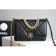 Chanel 19 WOC 19.2cm 2025 new 